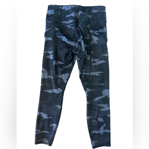 ATHLETA  Black Elation Camo Workout leggings Sz M EUC - Picture 2 of 4